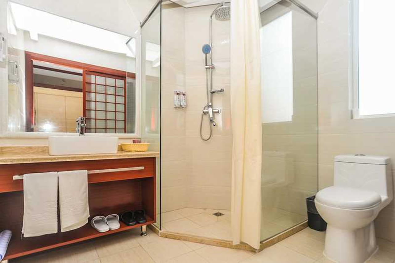 Hua Qi Kaiserdom Hotel Zhongshan Road St Michael'S Cathedral And Zhanqiao Pier Qingdao Esterno foto