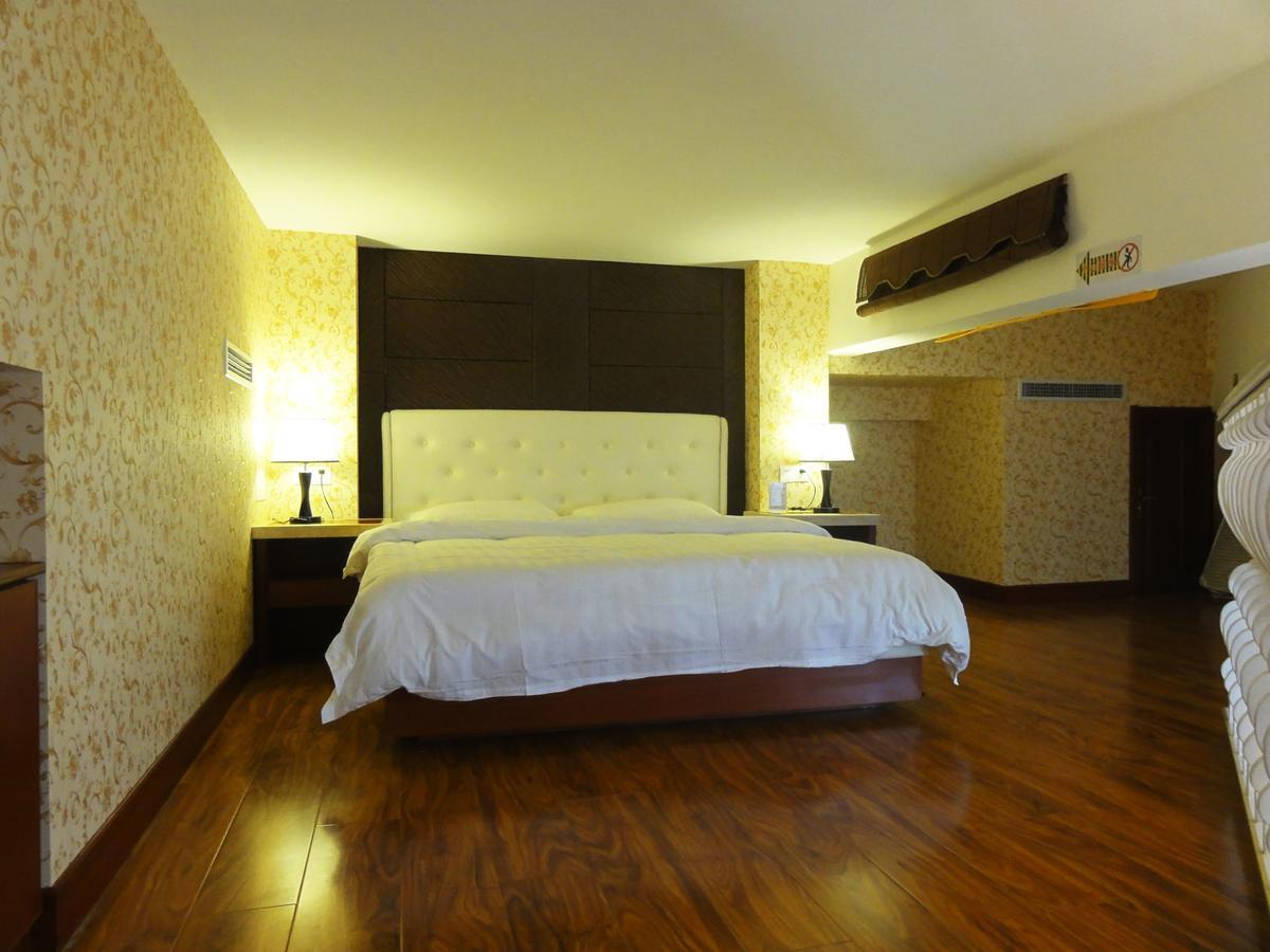 Hua Qi Kaiserdom Hotel Zhongshan Road St Michael'S Cathedral And Zhanqiao Pier Qingdao Esterno foto