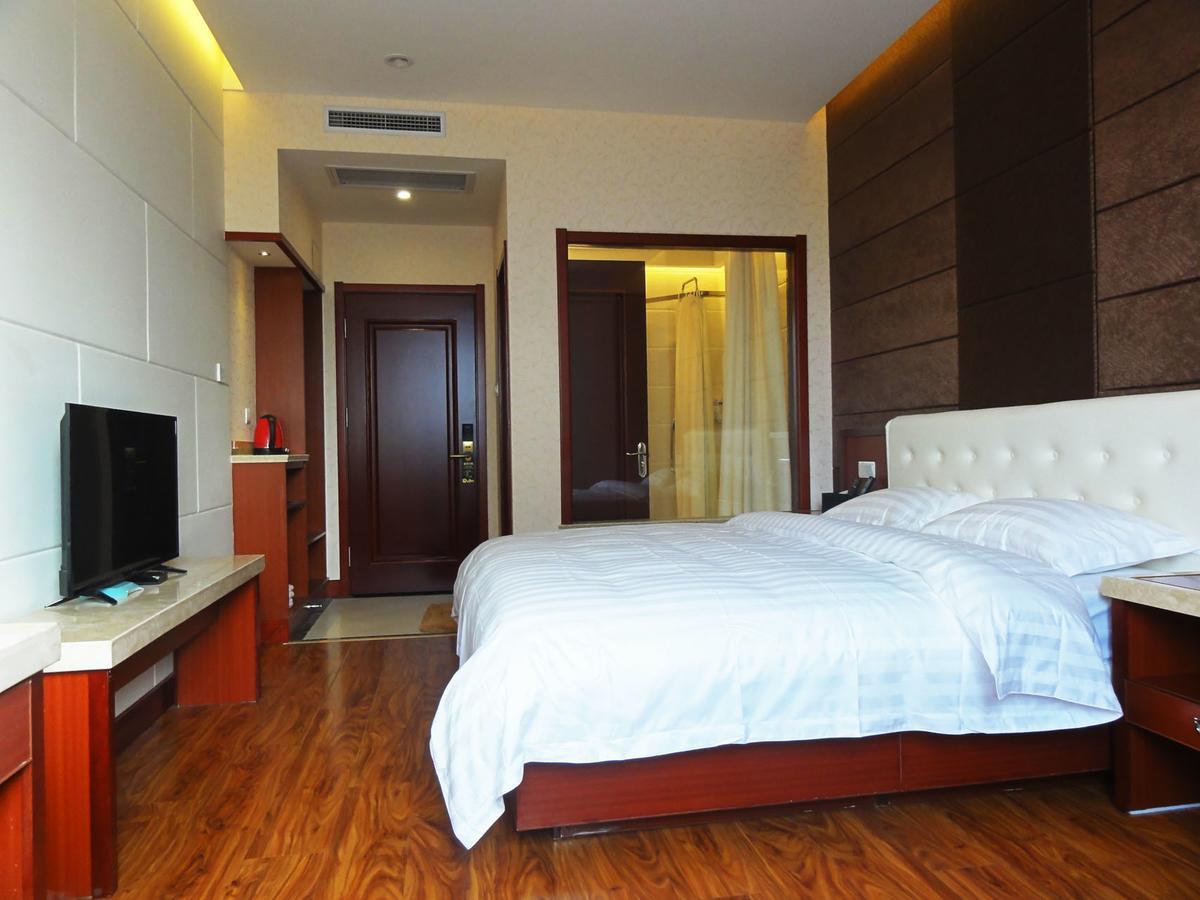 Hua Qi Kaiserdom Hotel Zhongshan Road St Michael'S Cathedral And Zhanqiao Pier Qingdao Esterno foto
